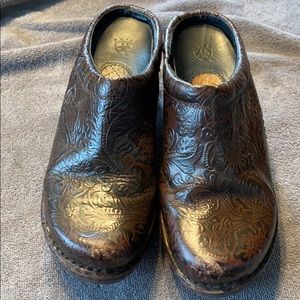 Women’s Ariat Clogs Mules tooled leather WOW!!